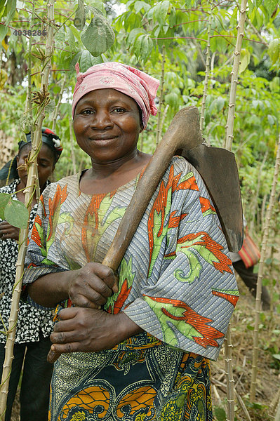 Frau mit Spaten bei der Feldarbeit  Maniok-Anbau  Bamenda  Kamerun  Afrika
