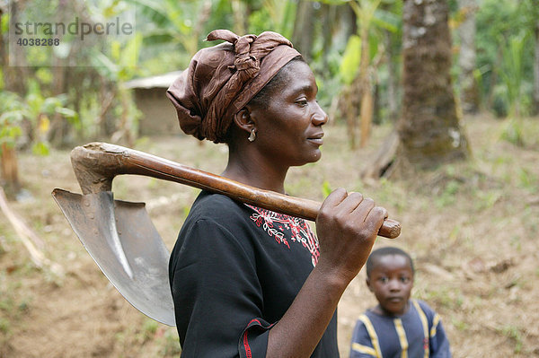 Frau mit Spaten bei der Feldarbeit  Maniok-Anbau  Bamenda  Kamerun  Afrika