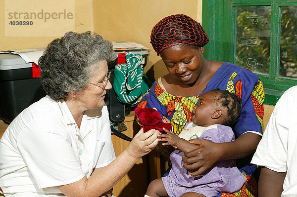 Ärztin mit Mutter und Kind  Gesundheitsberatung HIV/AIDS  Gesundheitszentrum  Bafut  Kamerun  Afrika