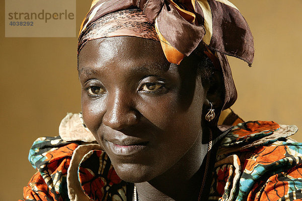 Portrait einer Frau mit Kopftuch  Gesundheitsberatung HIV/AIDS  Gesundheitszentrum  Bafut  Kamerun  Afrika