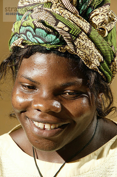 Portrait einer Frau mit Kopftuch  Gesundheitsberatung HIV/AIDS  Gesundheitszentrum  Bafut  Kamerun  Afrika