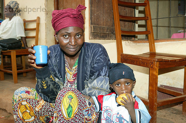 Mutter mit Kind  Frauenbildungszentrum  Bamenda  Kamerun  Afrika