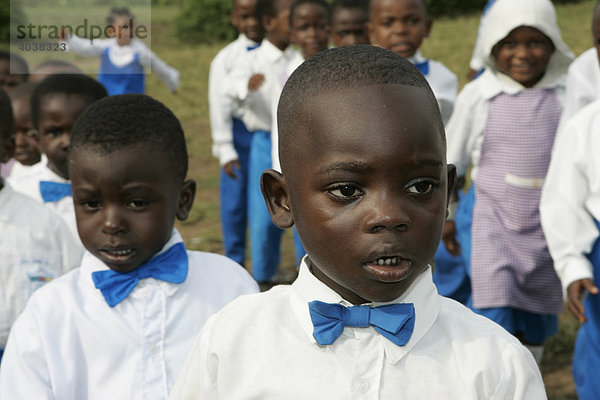 Junge in Uniform  Vorschulkinder beim morgendlichen Exerzieren  Buea  Kamerun  Afrika