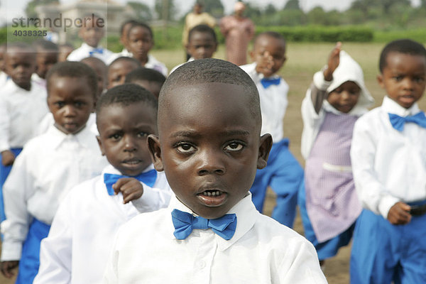 Vorschulkinder beim morgendlichen Exerzieren  Buea  Kamerun  Afrika