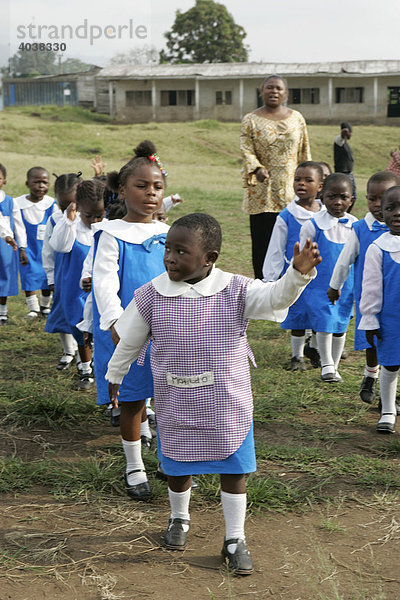 Vorschulkinder in Uniform beim morgendlichen Exerzieren  Buea  Kamerun  Afrika