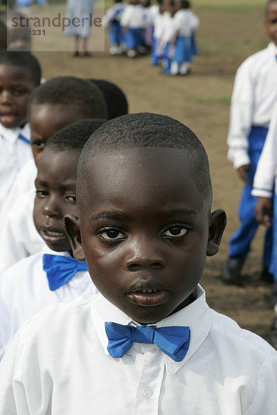Junge in Uniform  Vorschulkinder beim morgendlichen Exerzieren  Buea  Kamerun  Afrika