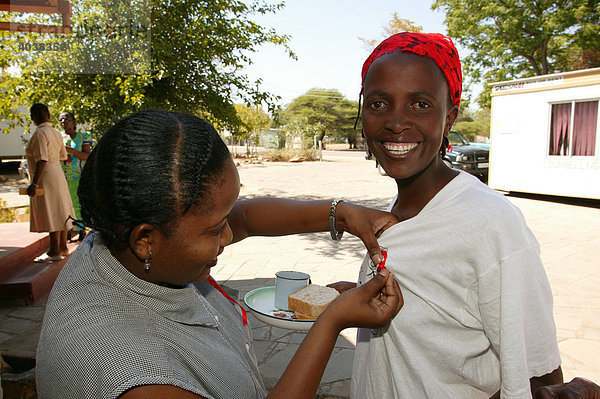 Frauen mit AIDS-Schleife  AIDS Support Group  Francistown  Botswana  Afrika