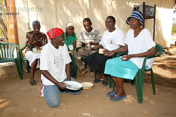 Menschen sitzen im Halbkreis  AIDS Support Group  Francistown  Botswana  Afrika