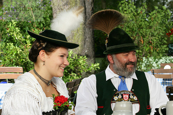 Trachtler-Paar im Biergarten  Mühldorf am Inn  Oberbayern  Bayern  Deutschland  Europa