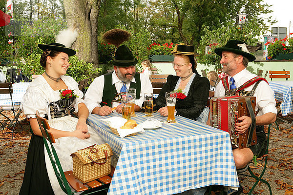 Trachtler im Biergarten  Mühldorf am Inn  Oberbayern  Bayern  Deutschland  Europa