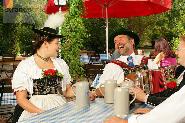 Trachtler-Paar im Biergarten  Mühldorf am Inn  Oberbayern  Bayern  Deutschland  Europa