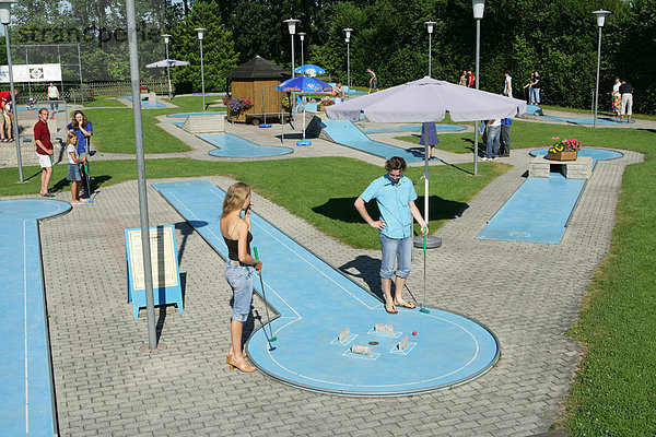 Junges Paar beim Minigolf spielen  Landkreis Mühldorf  Oberbayern  Deutschland  Europa