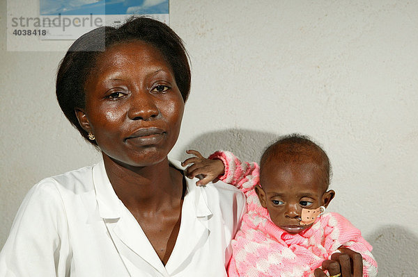 Krankenschwester mit AIDS/HIV infiziertem Kleinkind  Hospital  Manyemen  Kamerun  Afrika