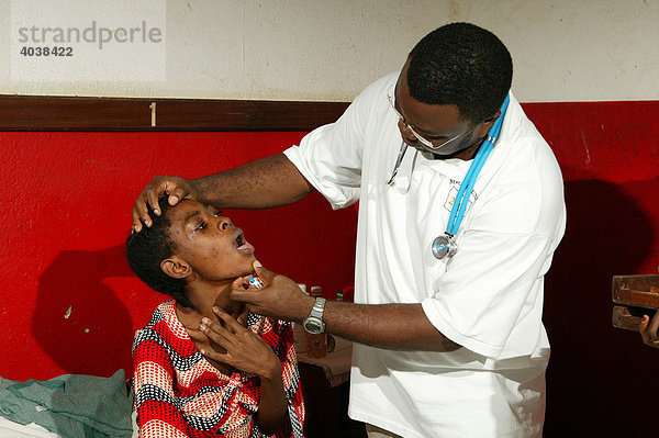 Untersuchung und Behandlung von AIDS/HIV Patientin  Hospital  Manyemen  Kamerun  Afrika