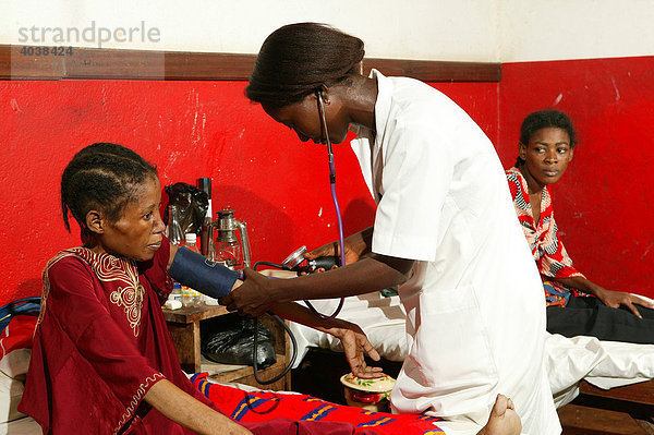 Untersuchung und Behandlung von AIDS/HIV Patientin  Hospital  Manyemen  Kamerun  Afrika