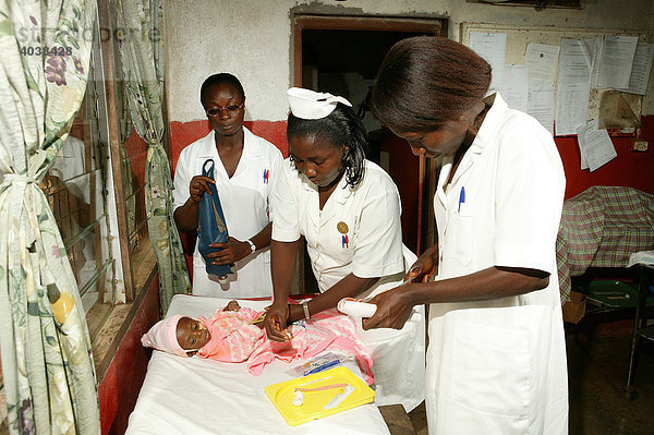 Untersuchung und Behandlung von AIDS/HIV infiziertem Kleinkind  Hospital  Manyemen  Kamerun  Afrika