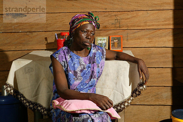 AIDS/HIV Kranke  Portrait  in ihrer Wohnung  Manyemen  Kamerun  Afrika