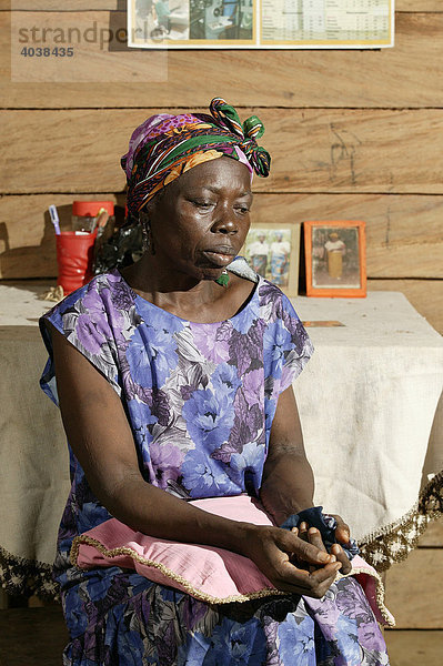 AIDS/HIV Kranke  Portrait  in ihrer Wohnung  Manyemen  Kamerun  Afrika