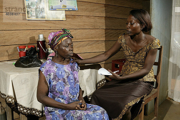 AIDS/HIV Kranke mit einer Sozialarbeiterin  in ihrer Wohnung  Manyemen  Kamerun  Afrika