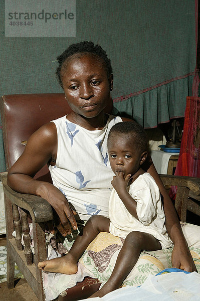 AIDS/HIV Kranke mit Kind  Portrait  in ihrer Wohnung  Manyemen  Kamerun  Afrika