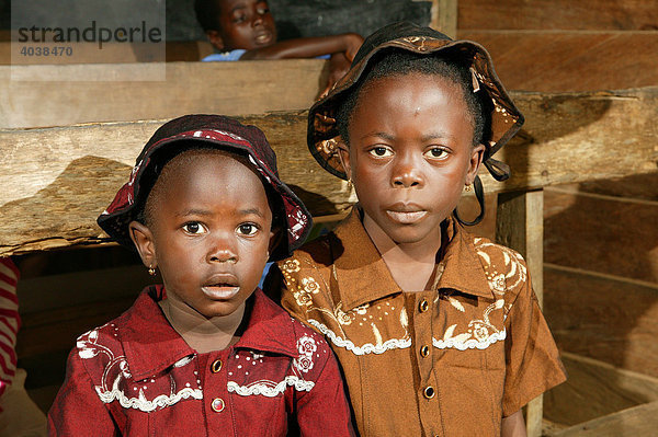 Mädchen  Schwestern  während des Gottesdienstes  Manyemen  Kamerun  Afrika