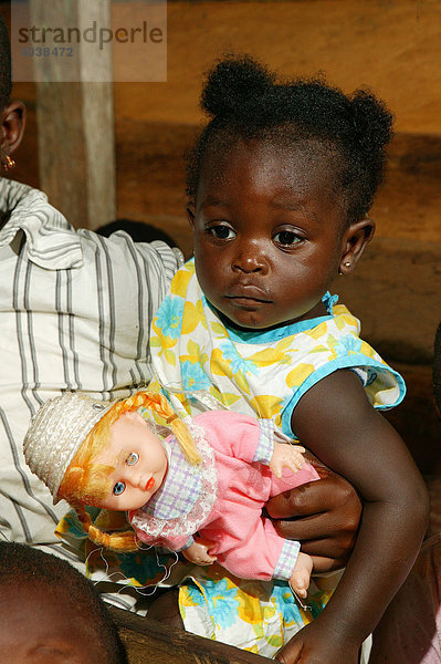 Mädchen mit Puppe  während des Gottesdienstes  Manyemen  Kamerun  Afrika