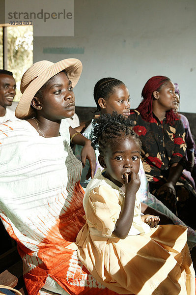 Frau mit Kind  während des Gottesdienstes  Manyemen  Kamerun  Afrika