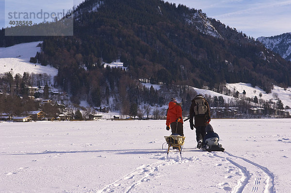 Fußgänger auf dem zugefrorenen Schliersee  Winterlandschaft  Oberbayern  Bayern  Deutschland  Europa