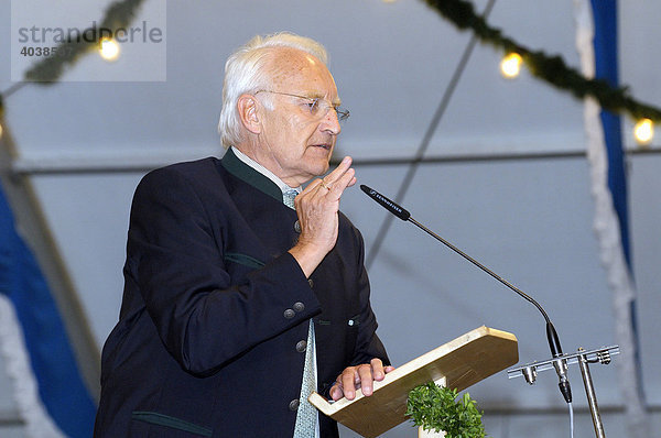 Dr. Edmund Stoiber steht am Rednerpult und hält eine Rede  Bierzelt  Großhöhenrain  Oberbayern  Bayern  Deutschland  Europa
