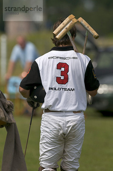 Polospieler trägt seine Schläger auf der Schulter  Polo  Poloturnier  Berenberg High Goal Trophy 2008  Thann  Holzkirchen  Oberbayern  Bayern  Deutschland  Europa