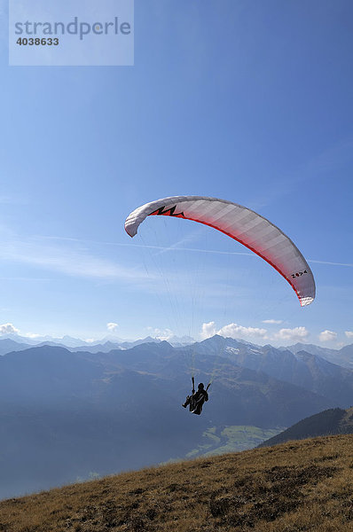Gleitschirmflieger  Paraglider kurz nach dem Start  Monte Cavallo  Sterzing  Südtirol  Italien  Europa