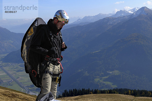 Gleitschirmflieger  Paraglider bereitet sich mental auf den Start vor  Monte Cavallo  Sterzing  Südtirol  Italien  Europa