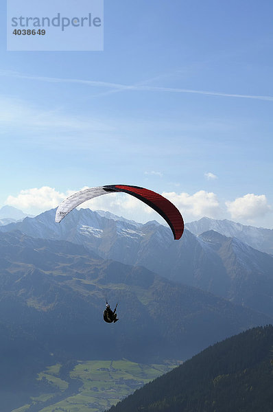 Gleitschirmflieger  Paraglider am Himmel  Monte Cavallo  Sterzing  Südtirol  Italien  Europa