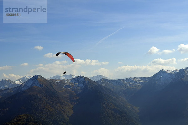 Gleitschirmflieger über Berggipfeln  Paraglider am Himmel  Monte Cavallo  Sterzing  Südtirol  Italien  Europa
