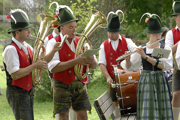 Musikanten der Niklasreuther Blasmusik in Tracht beim Alt-Schlierseer Kirchtag  Schliersee  Oberbayern  Deutschland  Europa
