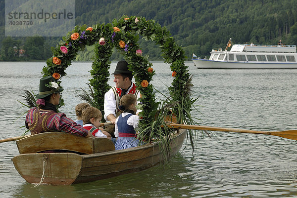 Festlich geschmücktes Boot mit Familie in Tracht beim Alt-Schlierseer Kirchtag  Schliersee  Oberbayern  Deutschland  Europa