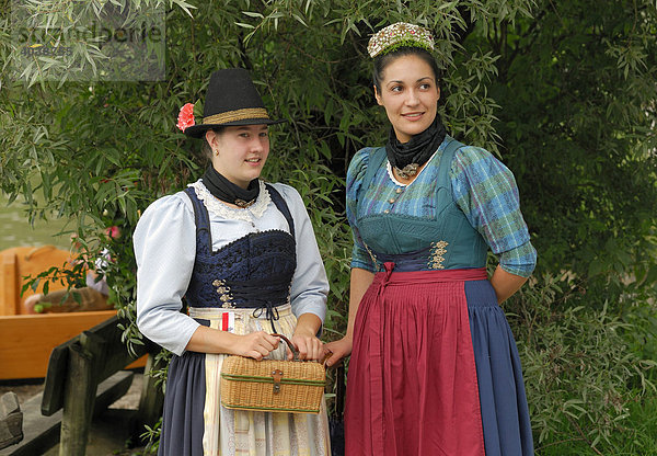 Junge Frauen in historischer Tracht beim Alt-Schlierseer Kirchtag  Schliersee  Oberbayern  Deutschland  Europa