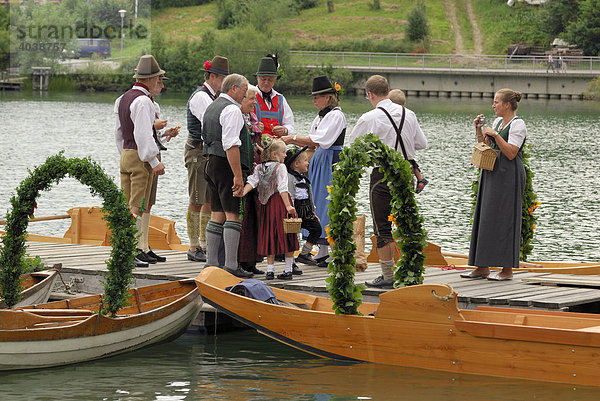 Kirchenboote  Plätten und historische Trachten beim Alt-Schlierseer Kirchtag  Schliersee Oberbayern  Deutschland  Europa