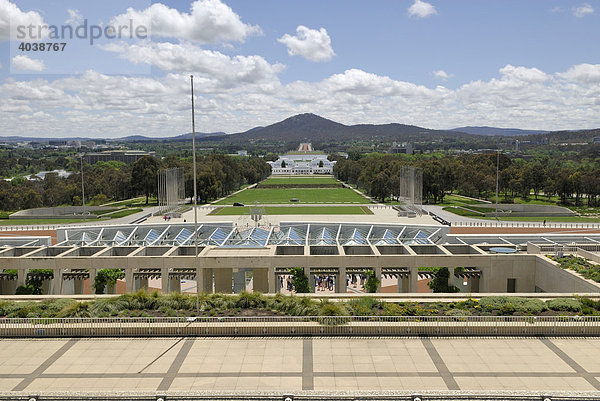 Blick von der Dachterrasse des New House of Parliament auf den Mount Ainslie  Canberra  Australien