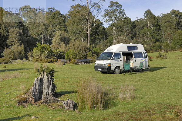 Campervan im Cradle Mountain Lake St. Clair National Park  Tasmanien  Australien