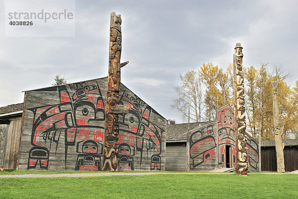 Indianische Langhäuser und Totempfähle  Museumsdorf K'san  Hazelton  British Columbia  Kanada  Nordamerika