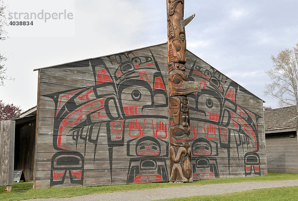 Giebelfassade eines indianischen Langhauses  Museumsdorf K'san  Hazelton  British Columbia  Kanada  Nordamerika