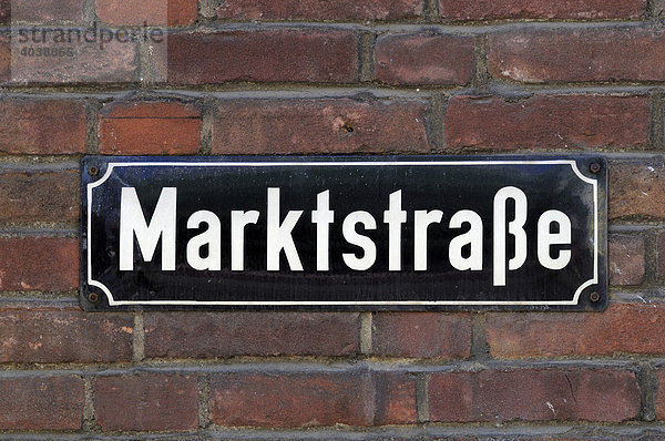Marktstraße  blaues Straßenschild auf alter Backsteinmauer