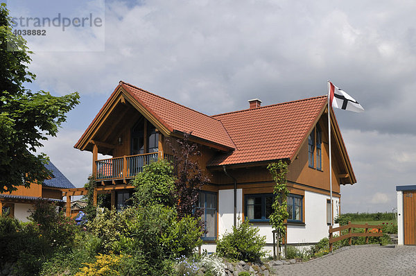 Neubau mit Holzelementen  Niedrigenergiehaus  Grafschaft  Rheinland Pfalz  Deutschland  Europa