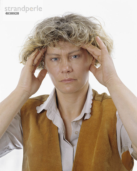Blonde Frau hält sich den Kopf mit beiden Händen  starke Kopfschmerzen  Migräne  Überlastung