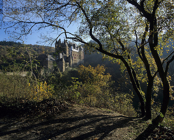 Herbststimmung  Blick auf Burg Eltz  Wierschem  Eifel  Rheinland-Pfalz  Deutschland  Europa