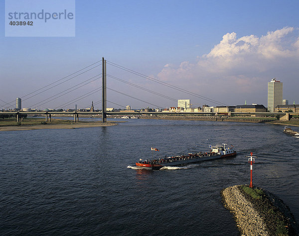 Panoramablick entlang des Rheins mit Blick auf Oberkasseler Brücke und Altstadt  Düsseldorf  Nordrhein-Westfalen  Deutschland  Europa