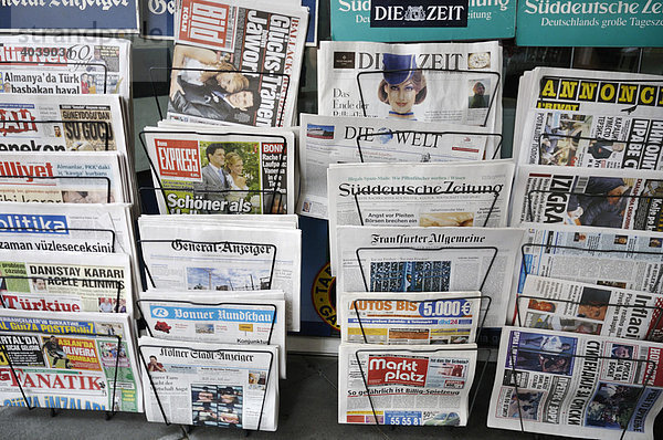 Zeitungsverkaufsstand mit regionaler und internationaler Presse in deutscher und türkischer Sprache