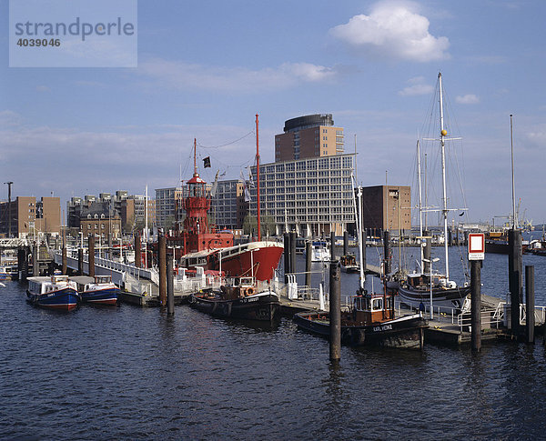 Feuerwehrschiff und Barkassen im Hamburger Hafen  hinten Kehrwiederspitze mit moderner Architektur  Hamburg  Deutschland  Europa