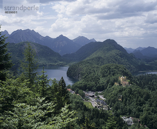 Schloss Hohenschwangau  mit Alpsee links  und Schwanensee rechts  dahinter Alpenpanorama  Schwangau  Füssen  Ost-Allgäu  Bayern  Deutschland  Europa